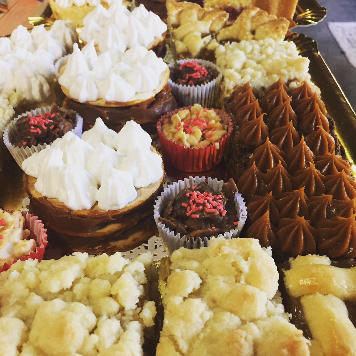 TortasMalibu's tweet photo. Bandejas para #Mesaza #dulce #brownies #lemonpie #crumbledemanzana #PastaFrola #rogelitos #bombones https://t.co/EFjS18r0n4