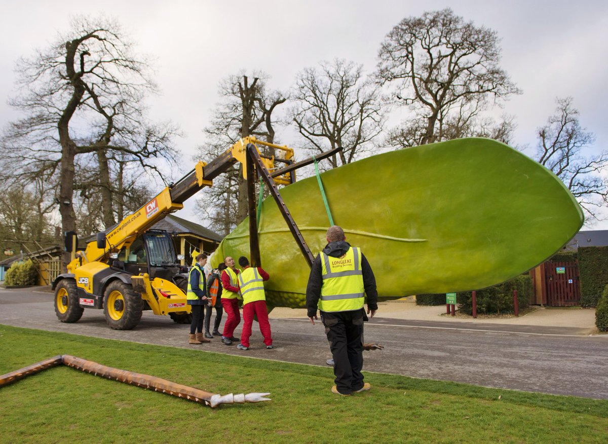 blueprintguide's tweet photo. Giant bugs spotted at @ChooseLongleat as staff carry oversized insects into Longleat’s famous hedge maze! https://t.co/SriYDo0Koc https://t.co/6CXheAnmtG