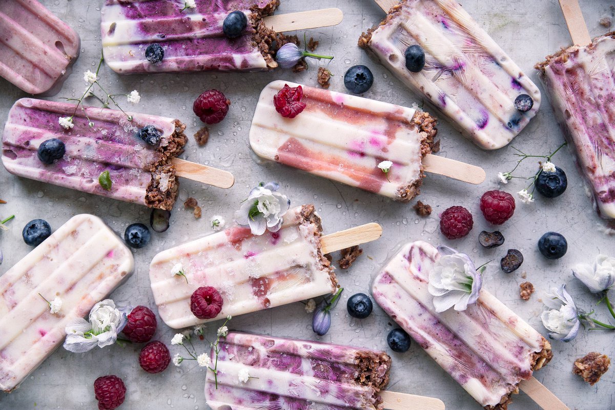 Vegan popsicles that will bring the spring! Made from homemade Almond Yogurt and Berry Smoothie. vanelja.com/almond-yogurt-…