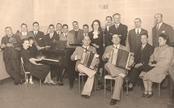Avelino1897's tweet photo. 📯#AvelinoDíaz, cos brazos cruzados detrás do micro, con #MaruxaBoga.Na foto tamén aparecen #AlfredoArósteguy, #Tacholas e o #GaiteiroDoPazo. https://t.co/0uR40oZhJy