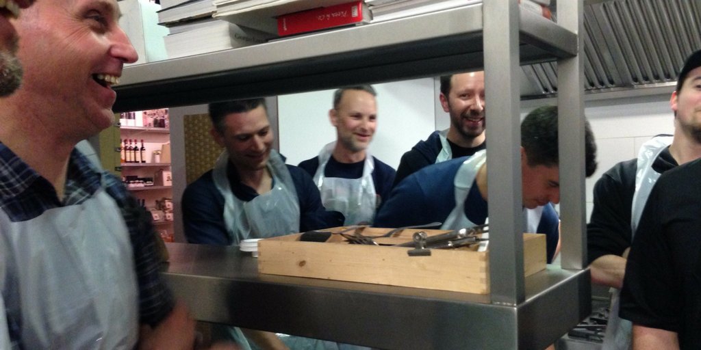 IntoBruges's tweet photo. Let's cook !!
#personeelsfeest #teamwork #foodie #fun #Brugge #enjoy #Cookingworkshop #delicious #authentic #Bruges #visitbruges #intobruges https://t.co/wEAzoqwv71