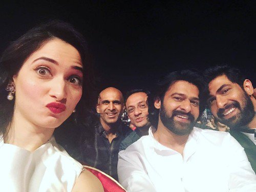 Tara3438's tweet photo. Group artists Photo Gallery at @cinebilla 

click here <> https://t.co/gXnq3iYbjU

#BestKollywoodCinemaPortal  #Cinebilla https://t.co/ER0lG200C5