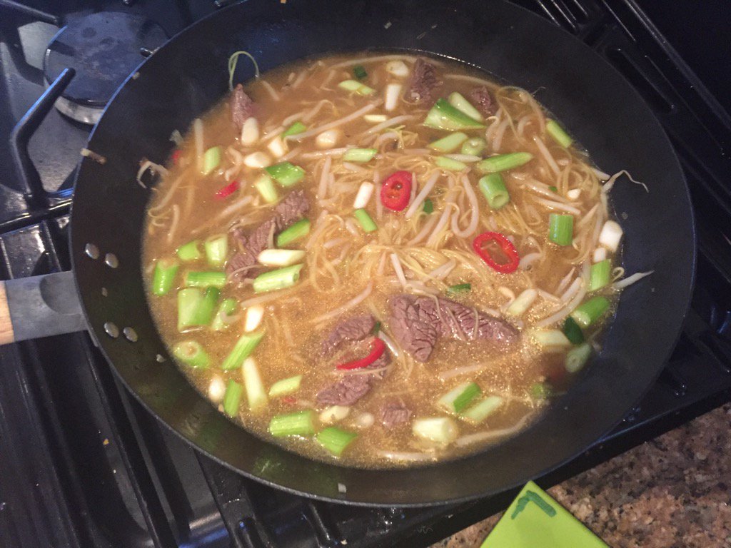 Newell1Peter's tweet photo. My Vietnamese street food spicy beef with been sprouts and rice noodles https://t.co/kYu7tw7kIC