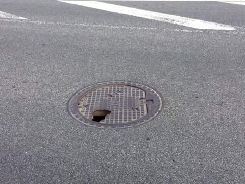 <a href="/LVceli/">Latvijas Valsts ceļi</a> Attēlā redzams bojāts akas vāks uz ceļa A6! Varbūt būtu kaut kas jādara lietas labā, jo, tomēr, tranzītceļš..