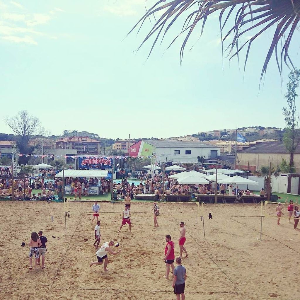 sanddancelloret's tweet photo. SportsVest!🌞🏐🤘🎉 #sanddancelloret #lloretdemar #sportsvest #sportsevent #poolparty #sports #spring #springbreak #summeriscoming https://t.co/p8N1wChG6v