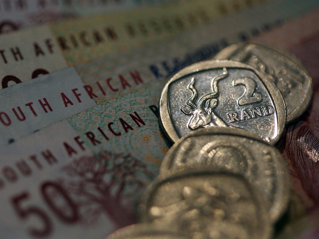 SABreakingNews's tweet photo. Zuma’s survival sends Rand plunging #weakrand #randplunges #ZumaSurvives https://t.co/c0FyVVPoCQ https://t.co/YUYRvyrPs6