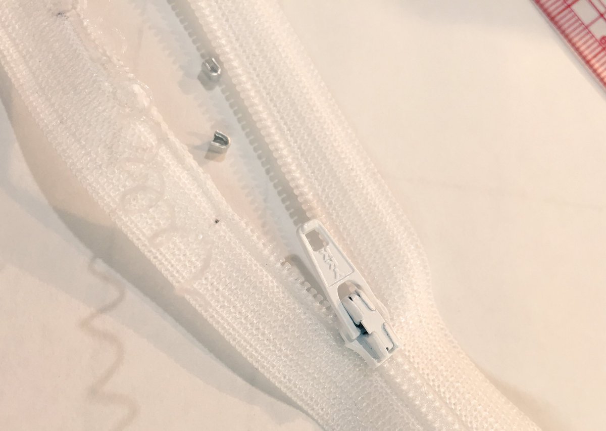 toIKARASHI's tweet photo. 寸法を間違えてファスナー作ってもらってしまい、焦って自分で調整を始め、仕組みとYKKに感動しっぱなし。
ファスナーによってムシの取り方いろいろ違うんだ。 https://t.co/EwwPyzfLc2