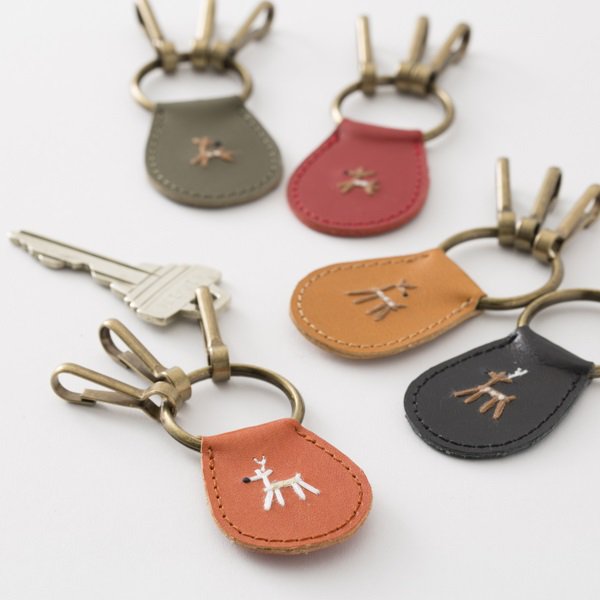 中川政七商店 On Twitter 大人から子供まで家族みんなで楽しめる 鹿の家族シリーズ にキーリング が登場しました 使うほどにツヤが増す牛革は 愛着を持って長くお使いいただけます 家族おそろいでどうぞ 鹿の家族 キーリング Https T Co Z3v5dq2qzz 中川政七