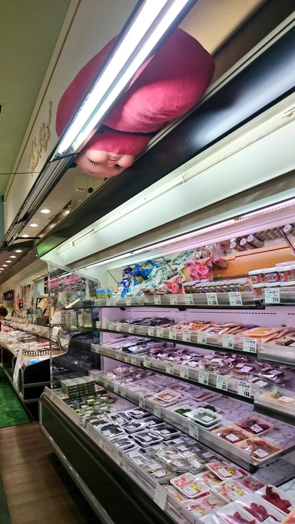 そんなとこにいたの？スーパーのキューピーの位置が怖いｗｗ