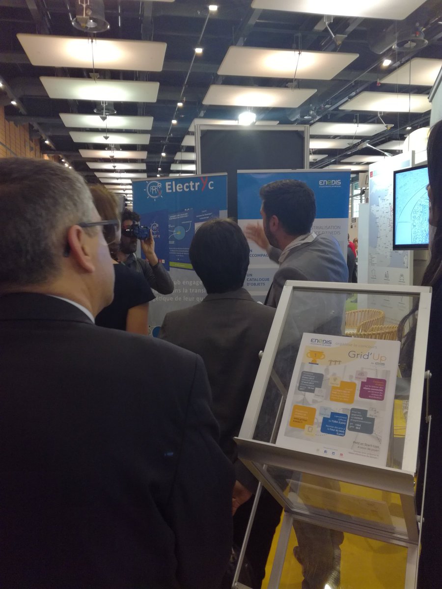 LaubergeLyon's tweet photo. Visite du stand @enedis_rhod avec @karineDogninSauze @juliette_jarry au #SIdO17 ! #smartconnect #gridup #electryc https://t.co/RP55S6Fw9r
