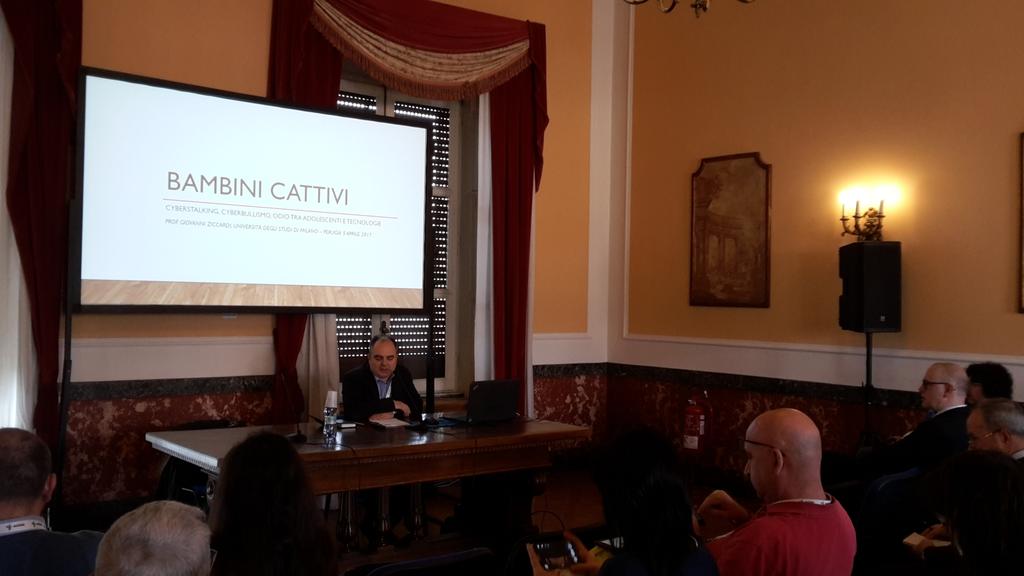 ManuelaVacca's tweet photo. Atti di #bullismo tecnologico oggi? Veri e propri crimini, dice @gziccardi a #ijf17.
#Cyberbullismo #odioonline #stalking #tecnologia https://t.co/MuFUcFZzCL