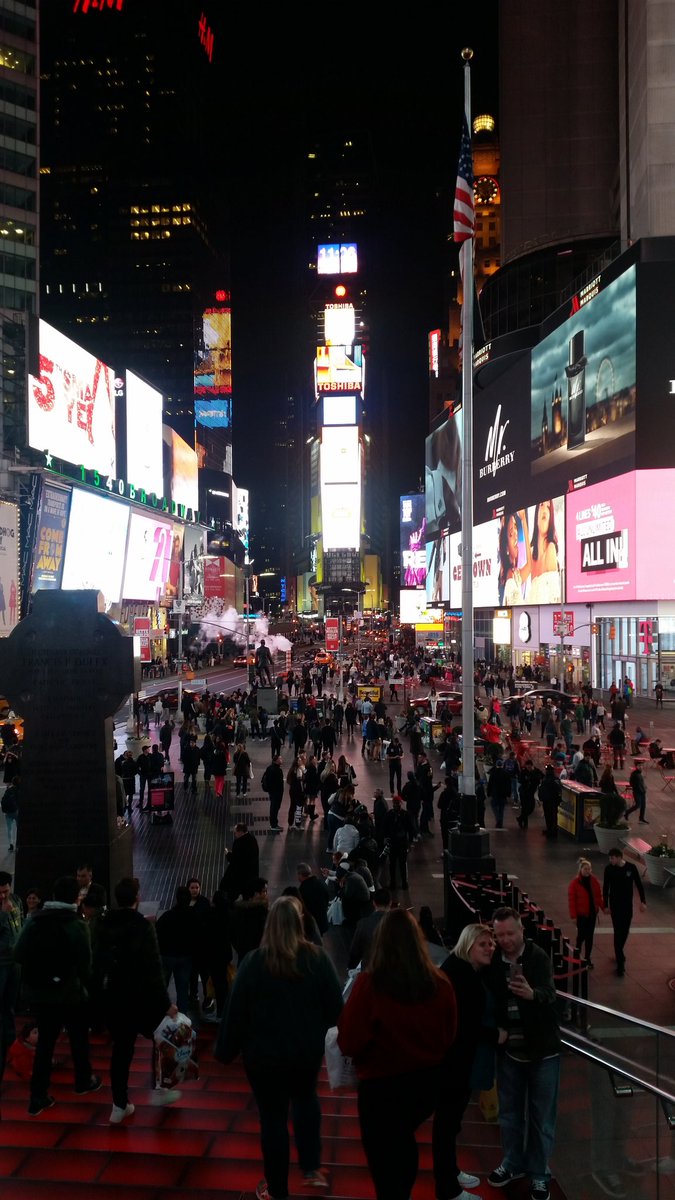 carsten_long's tweet photo. New York, Times Square, day and night 🙄 https://t.co/rpkb4roASZ