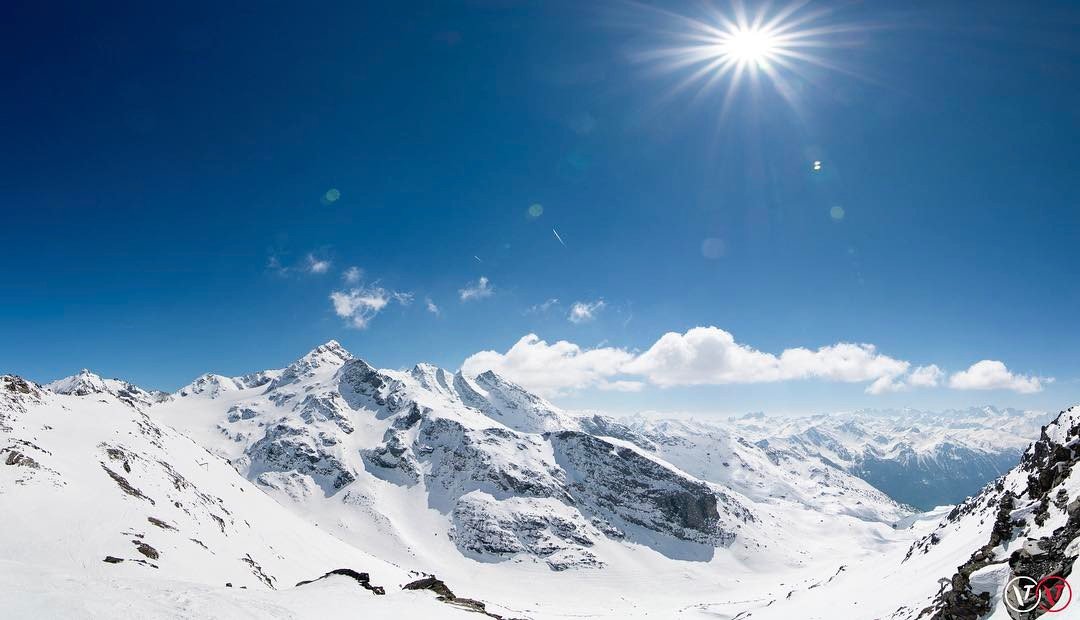 Un aperçu des conditions météo du moment ☀️🎿❄️ ! Certains chanceux ont bien fait de choisir la #montagne pour les #vacances de Pâques 😉