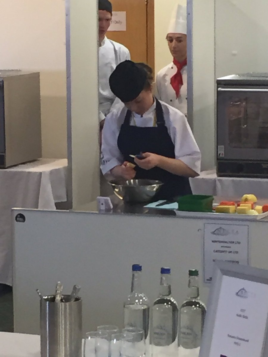 TheGallery_NC's tweet photo. Natasha on knife skills #onlyonecut https://t.co/TtoR68y9Jj