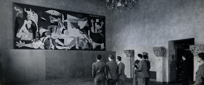 AlexGuli96's tweet photo. El '' Guernica'' estuvo expuesto en el @MuseumModernArt hasta 1981 debido a la situación que había en España. #GuernicaPicasso @arteneaUCM https://t.co/dIbIDIy5lw
