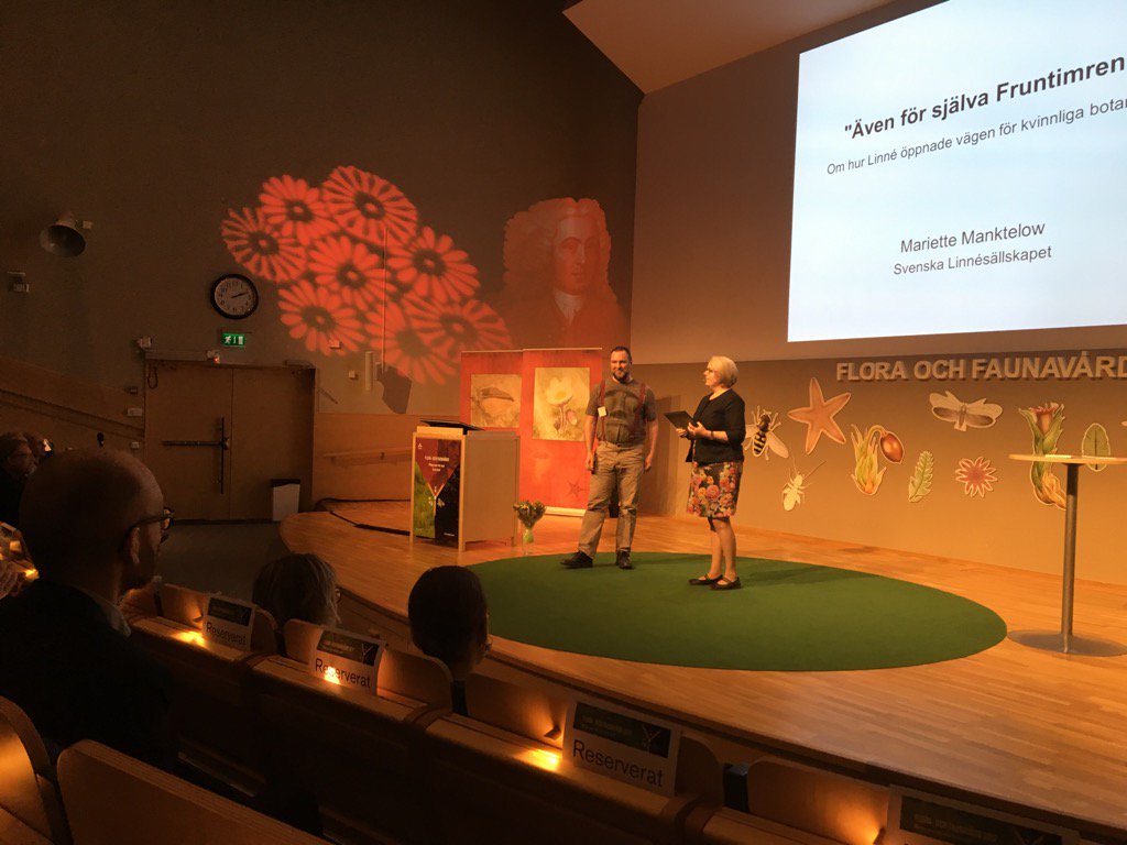 SLUmiljoanalys's tweet photo. Svenska Linnésällskapets 100-årsmedalj går till insektsforskaren Mattias Forshage #flofa2017 https://t.co/Qu6duXe5Sd