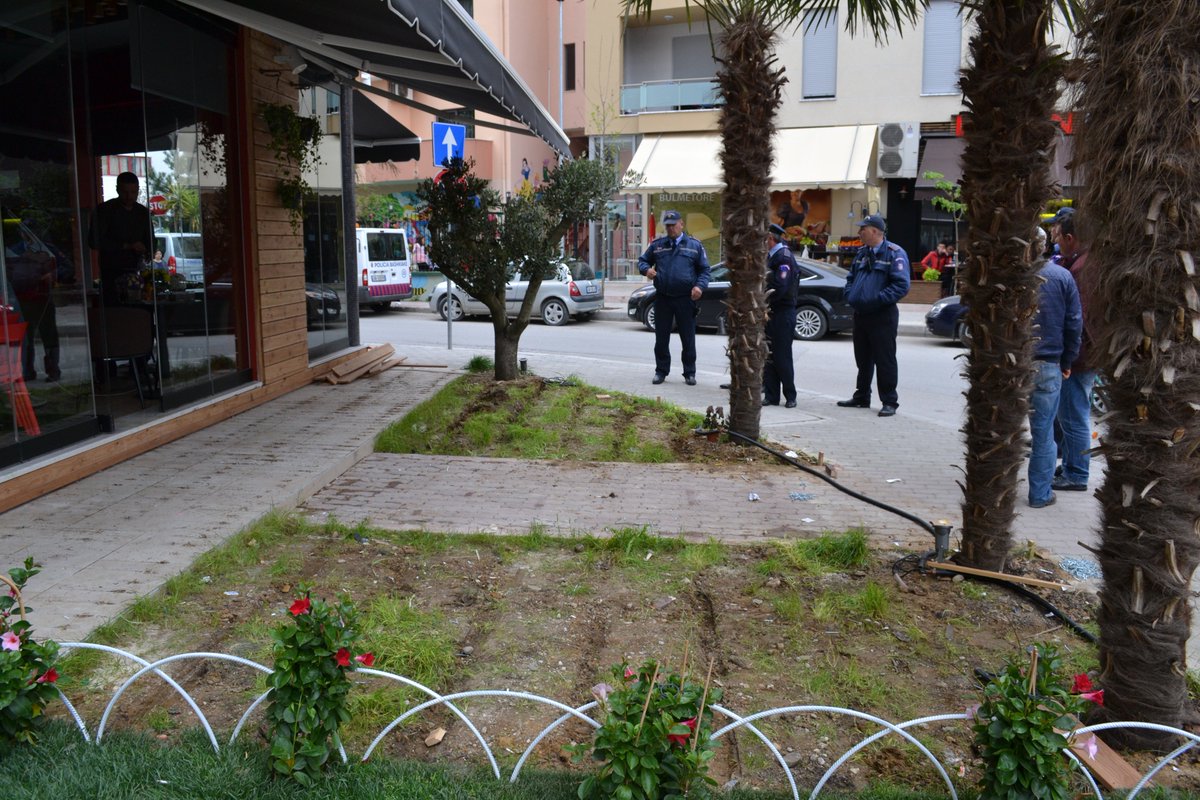 policia_bashkia's tweet photo. Pas njoftimit sipas ligjit,për lirim të hapësirës në mënyrë vullnetare, sot u bë lirimi i kësaj hapësire në Rr:"Robert Shvarc". https://t.co/QhPelL331d