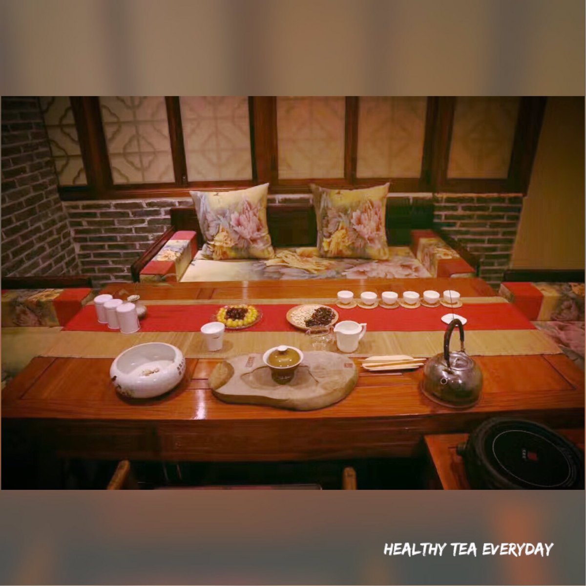 tea_healthy's tweet photo. This is the tea shop that my family running in China @Allanelaine7 😊Really miss my hometown #teastore #teashop #Chinese https://t.co/DAzcXoXH9M