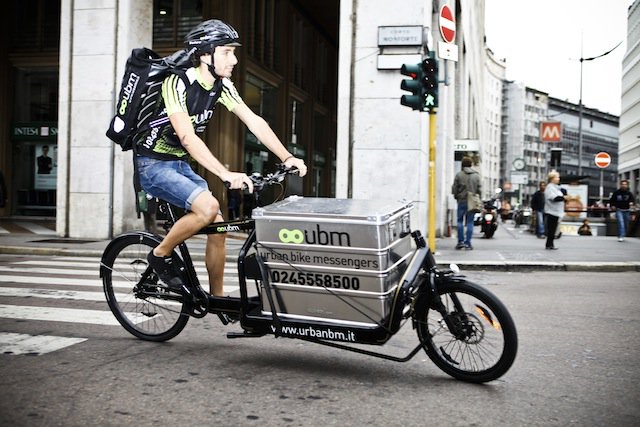 bikeitalia_it's tweet photo. Le opportunità economiche della consegna in bicicletta del cibo https://t.co/smWuSXBARa cc @UBM_milano @Deliveroo @MarcoGranelliMI https://t.co/pgH18HLwo4