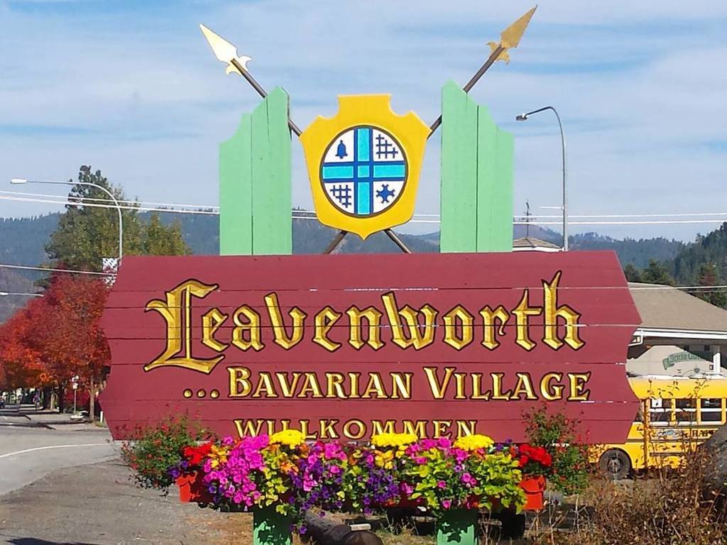 TheCascadeLoop's tweet photo. There's always something fun going on in #Leavenworth on #TheCascadeLoop! #Wilkommen #Bavarian #vacation #getaway … https://t.co/T7xZ3ATG0L https://t.co/eqgJUUUUJ4