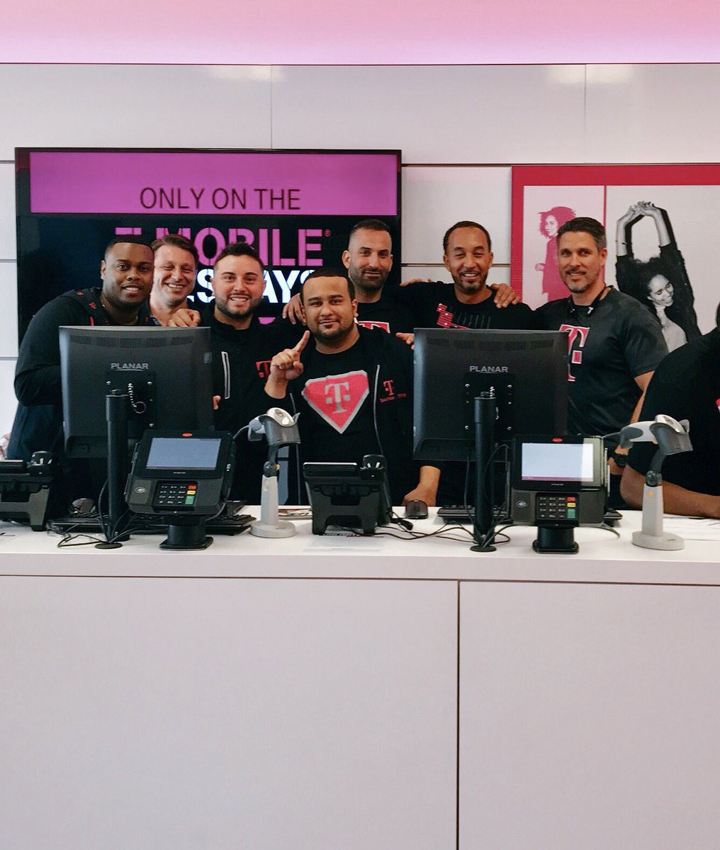 Mrey23's tweet photo. Helping our amazing partners open their stores! #WeWontStop #somsupport #partnerships @cjgreentx @jackhjohnson @m_wan4life @DanMartinezTMUS https://t.co/IULHcf5lbn