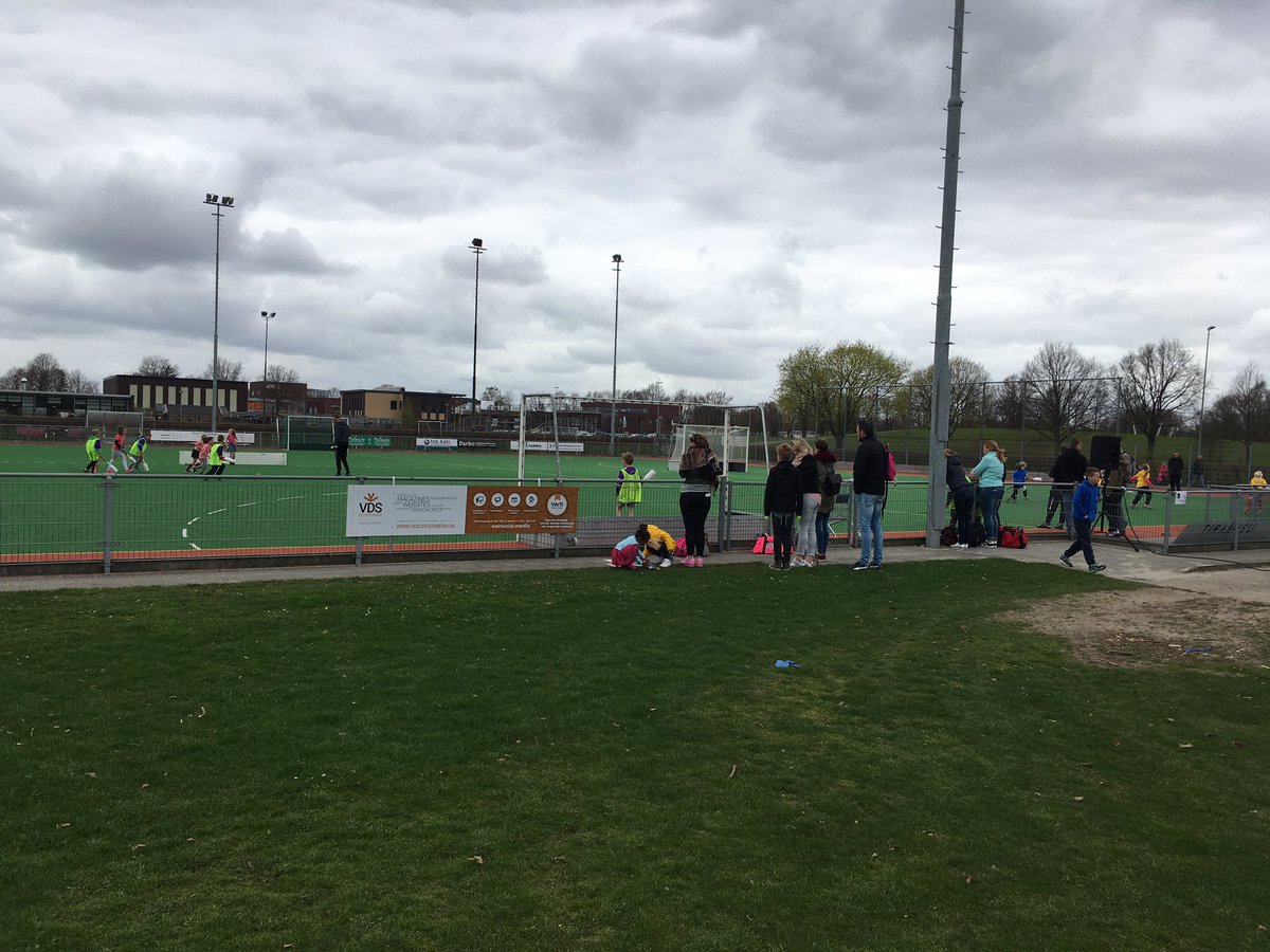 Het knotshockeytoernooi van Emmen bij <a href="/MHCEmmen/">MHC Emmen</a> voor leerlingen van de groepen 3 en 4 is inmiddels begonnen. #SportiefEmmen #Knotshockey