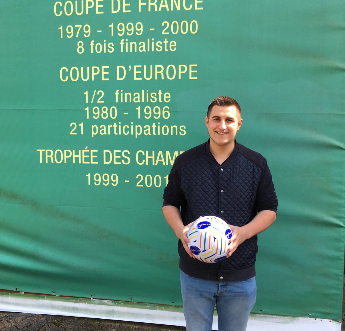 FCNantes's tweet image. Le vainqueur est venu récupérer son ballon dédicacé par les joueurs à la Jonelière 👍⚽️  cc @DistinxionAutos