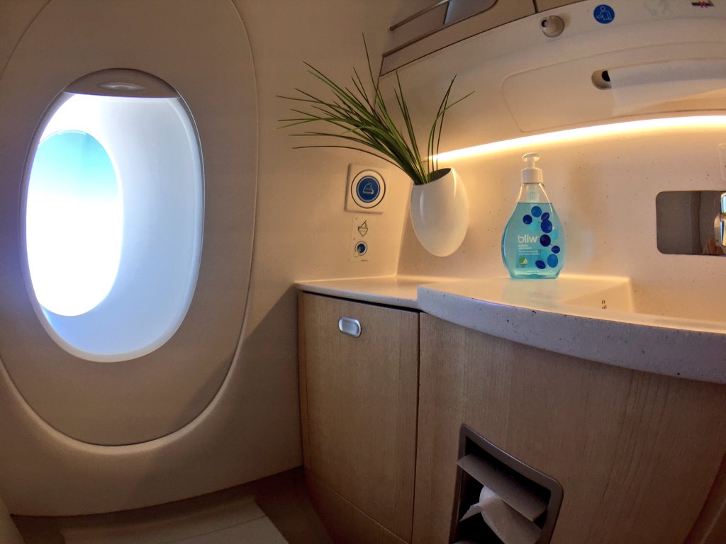JetsetBoyz's tweet photo. The loos deserve a bit of a mention. They're loos with views. Yes, there is even one of the #A350’s panoramic windows in the toilet.
#AvGeek https://t.co/8cjrK2iyDn