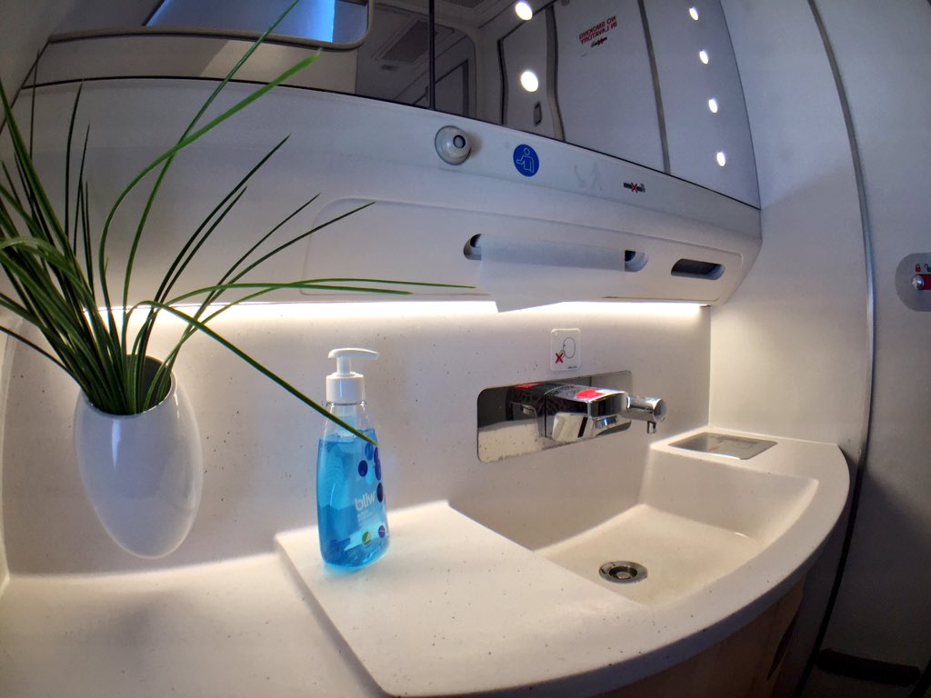 JetsetBoyz's tweet photo. The loos deserve a bit of a mention. They're loos with views. Yes, there is even one of the #A350’s panoramic windows in the toilet.
#AvGeek https://t.co/8cjrK2iyDn