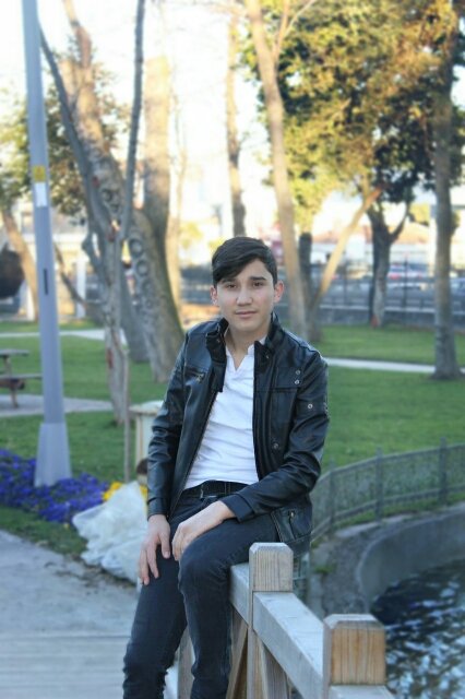 İnsanı Yıpratan Yıllar Değil 
Erişemediği Duygular ve Umutlar
Bide Uğruna Hayatını Feda Ettiği Değersiz "İNSANLAR..