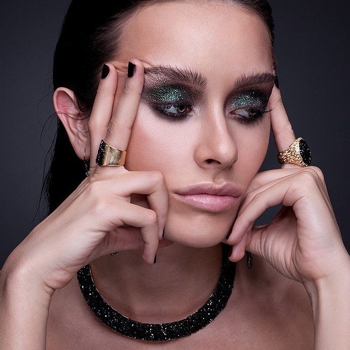 VSBarcelona's tweet photo. Nueva edito.👍😍
Foto Enric Vila 
Maq.Diana Galí
Estil.Alexander Aguayo 
Model Claudia Bouzas
Nails.Cristina Casellas https://t.co/VS2KvR3YVA