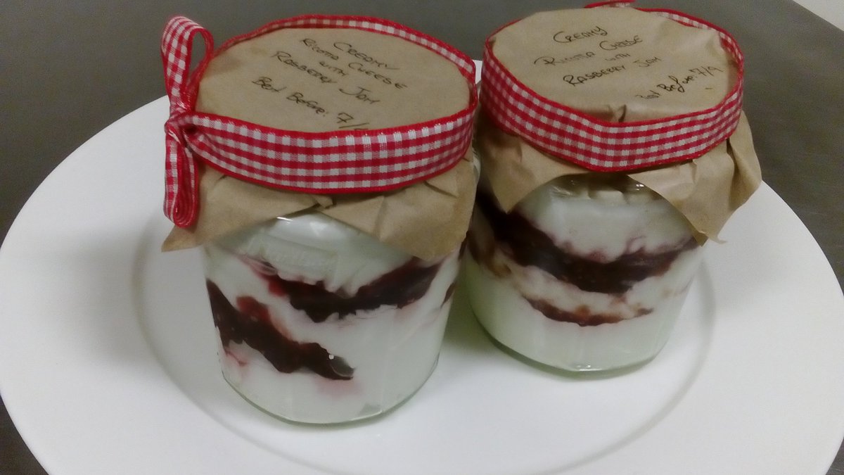 Who likes creamy cakes will love this ricotta cheese and raspberries jam dessert in a jar. Enjoy it!