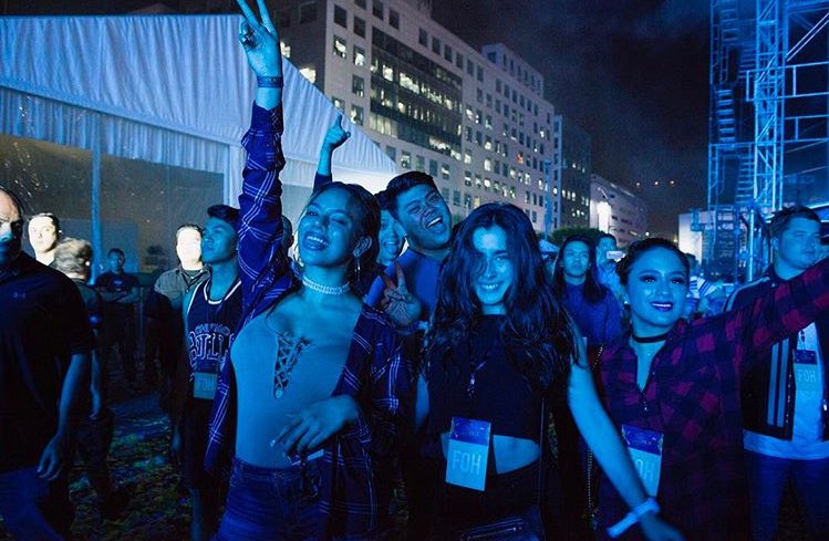 5HBrasil's tweet image. FOTO • Lauren postou essa foto em seu Instagram com Dinah e Ally assistindo o show do Coldplay em Manila.