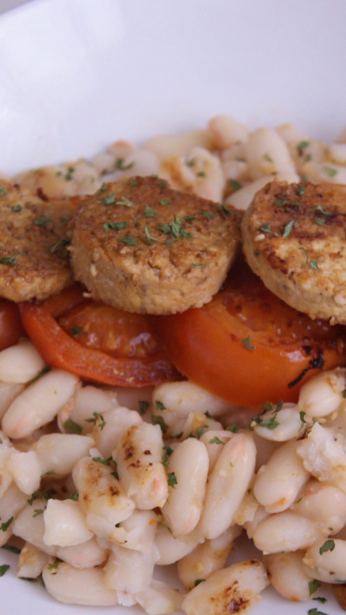 Hoy me he preparado alubias, tomate a la plancha con tofu y sésamo. 💚 #veganrecipes #legumbres #dietavariadayequilibrada