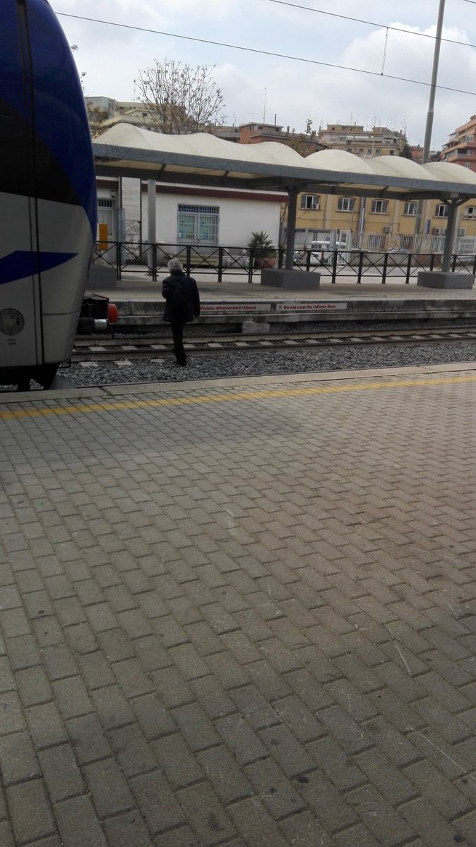 valentinafeduzi's tweet photo. @fsnews_it @TIRegionale @FaRitardo1 @PendolariRMNord alla stazione tiburtina i controllori hanno vizio di attraversare i binari,#nosicurezza https://t.co/DtDxoV2qmu