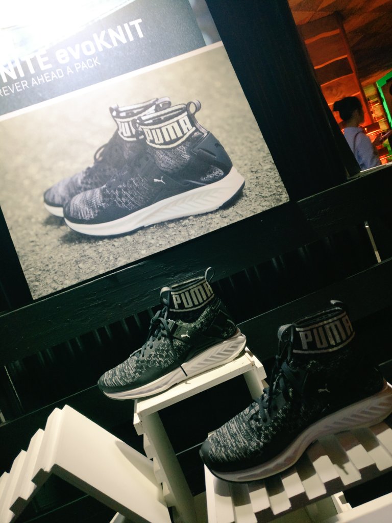 chroniclea3's tweet photo. Kumau ini sepatunya anak Bangtan waktu di ISAC hngggg 😭 #SepatuDikontrolBangtan #RunTheStreets #Puma #PumaEvent https://t.co/ZyNkh70S0X