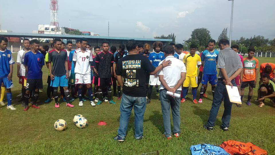UltrasPersitara's tweet photo. Hari ini seleksi terakhir pemain yg akan masuk skuad Persitara.Nantinya pemain yang lolos akan bermain di Persitara yg bermain di liga 3 https://t.co/pUoKuy3JA5