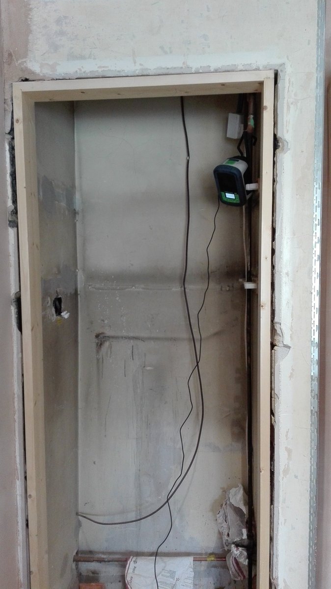 Chr15theChippy's tweet photo. Door linings today ๐ zzzzzzzz. I love old concrete blocks, like trying to get a fixing in rice crispies lol #sysrock https://t.co/eRVSRe37So