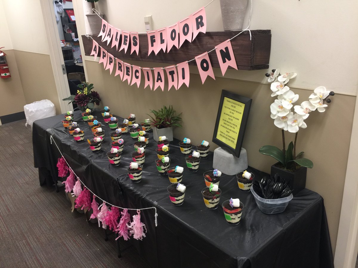 katie_ambuehl's tweet image. Kelly gets creative for Salesfloor  appreciation week. #TargetWillowbrook #OnWednesdayWeEatPink @julianeA37 @jennkallman @Judes731