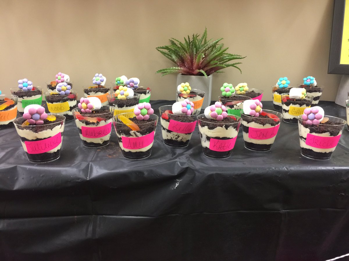 katie_ambuehl's tweet image. Kelly gets creative for Salesfloor  appreciation week. #TargetWillowbrook #OnWednesdayWeEatPink @julianeA37 @jennkallman @Judes731