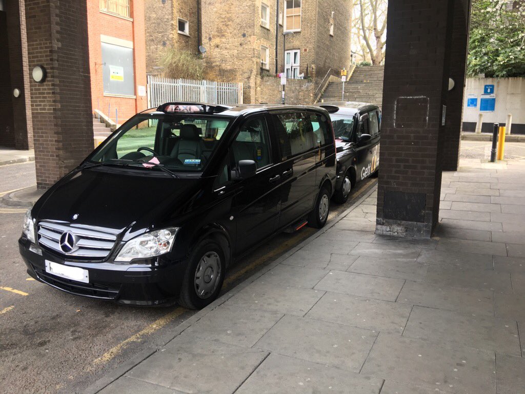 MPSRTPC's tweet image. Both these Taxis left unattended on this working Rank in @MPSIslington now issued with fines by #CabsUnit @TfLTPH