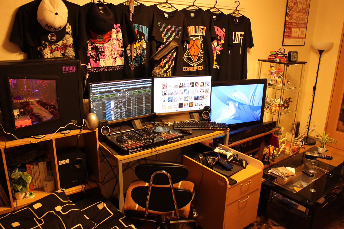 Uzivatel すまふりー Na Twitteru 1年前から電球を暖色にして間接照明をつけ 自作pc やキーボードを彩り Ps4とテレビ台とスピーカーシステムを買ってled付きのフィギュアショーケースを買ってお気にのバンtが拝めるようになった今 オタク部屋としてもう残す欲望は