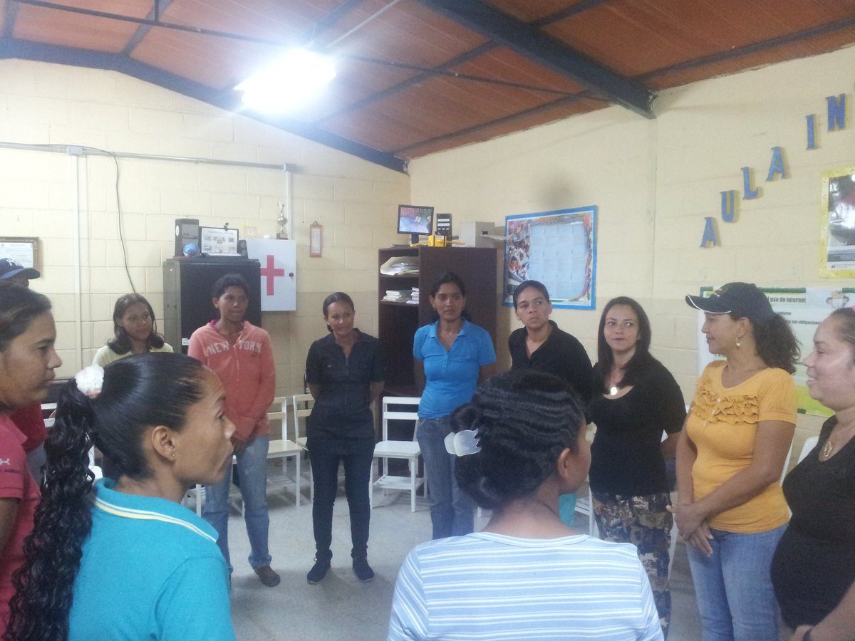 CbitCumana's tweet photo. Taller Familia Vinculo y Valores. IDENNA facilitado por Edward López. Bienestar Estudiantil. CBIT. Dirección.  Fortalecimiento Familiar https://t.co/19MWv3Mbe6