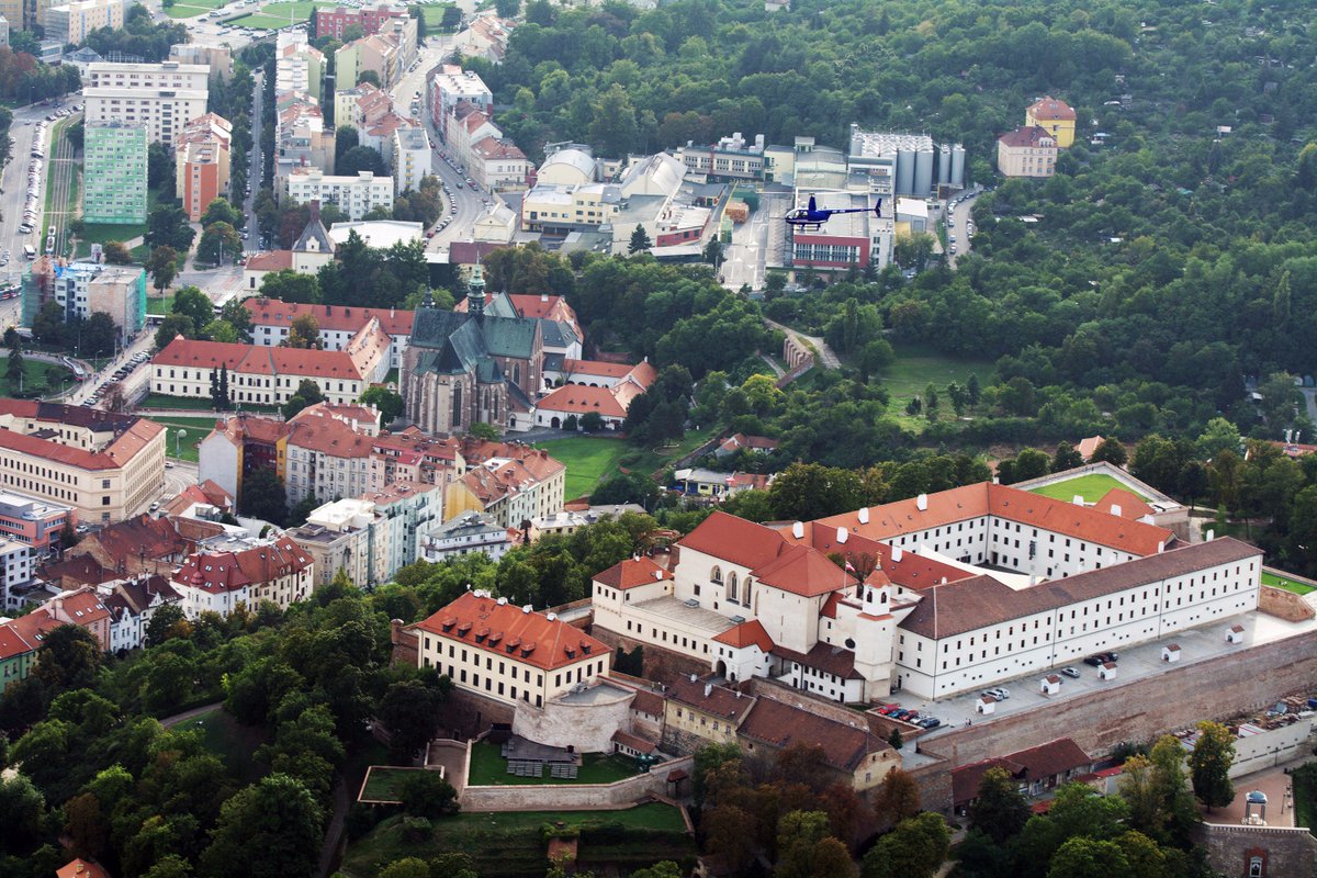 BrnoHeliTour's tweet photo. Najděte vrtulnik BrnoHeliTour na fotce 🚁😜 chcete se proletět nad Brnem? 🎉😍 jednoducha rezervace #vyhlidkovyletbrno https://t.co/hquHclwtsv https://t.co/xdtRabfKl2