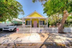 ohsnaplynn's tweet photo. As seen on #HGTV Island Life, beautiful 2/2 located in the heart of #Bahama #Village. Contact us today for a showing
https://t.co/gs0hoKIN9L https://t.co/kqclkIL3cI