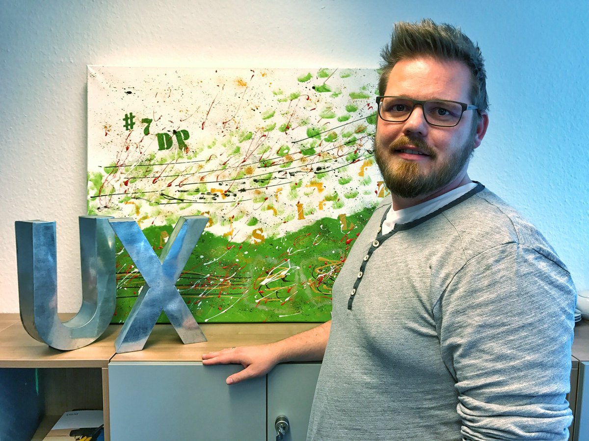 #Bonn: Lars Leiting zeigt mir ein Bild, das ein netter #UX-Kursteilnehmer bei @ihkkoeln den <a href="/UXperten/">User Experience</a> zum Dank gemalt &amp; geschenkt hat