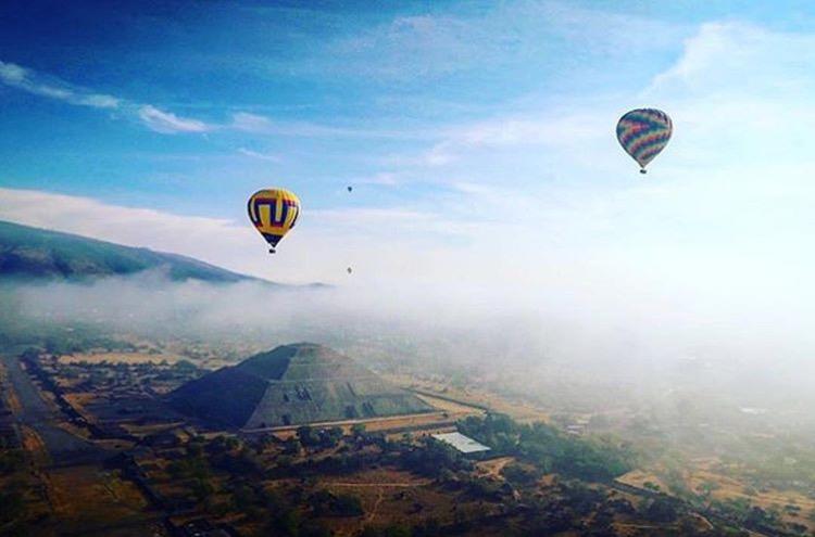 ContikiCanada's tweet photo. Hot air ballooning on #SolSeeker 🎈🙌 #NOREGRETS https://t.co/1Kak2dGpQj https://t.co/SxguCi5YKN