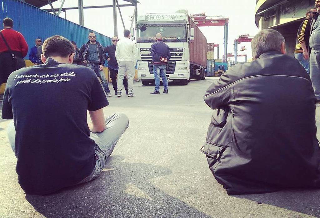 LabPolIskra's tweet image. OGGI BLOCCO AL PORTO DI NAPOLI

Questo pomeriggio a partire dalle 16.00 è partita un&apos;azione di blocco al porto di … ift.tt/2oaIA7D