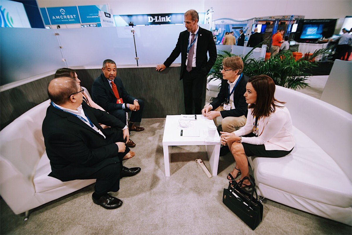 Microsoft_GS's tweet image. CSO @MikeHowardMSGS &amp;amp; @Brian_Tuskan visiting @Tyco_IS @johnsoncontrols&apos; Robert Locke, David Grinstead, Garyl Haga &amp;amp; Renae Leary at #ISCW17