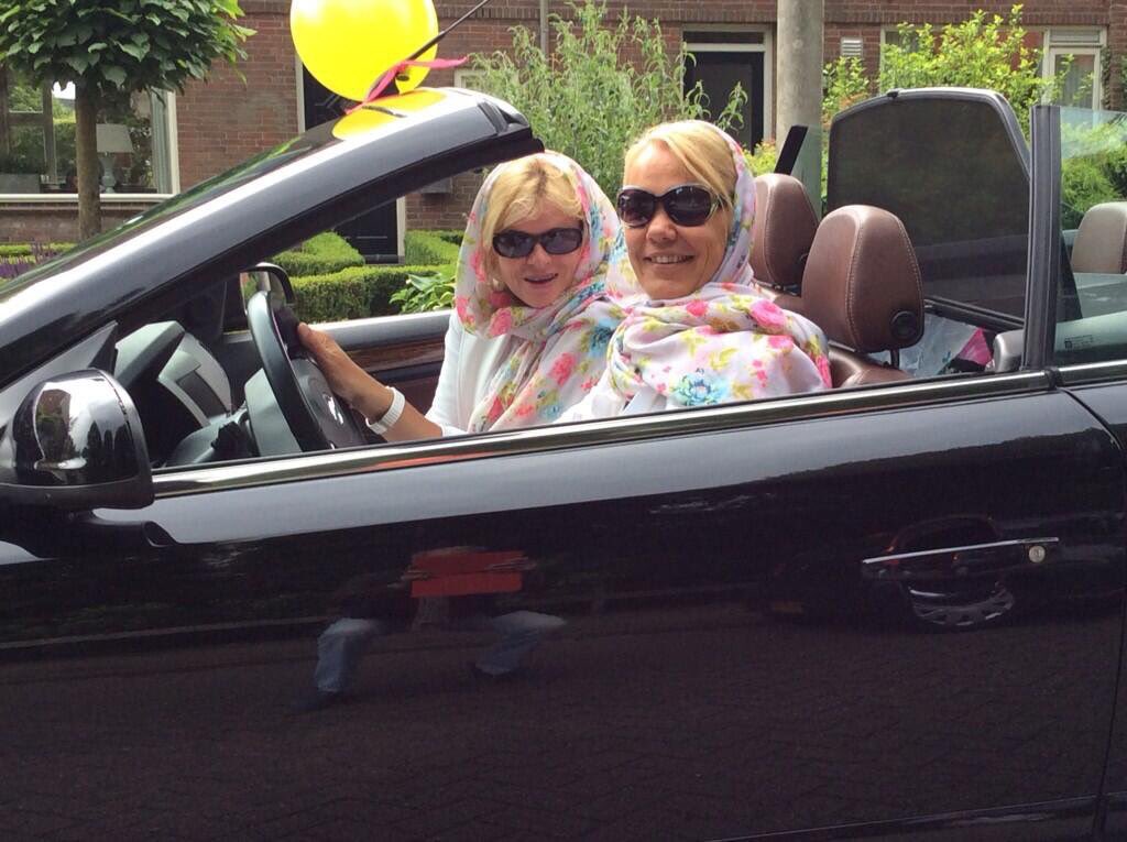 <a href="/LeonoreN/">Leonore Nieuwmeijer</a> <a href="/vrouwenvanfred/">FemaleRideEat&Drinks</a> #2017 #dakeraf #cabrio #sidekick #female #zon #picknick #herewegoagain